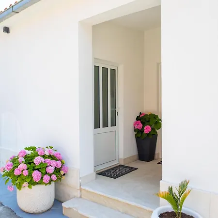 Maris Apartment Kastel Stari